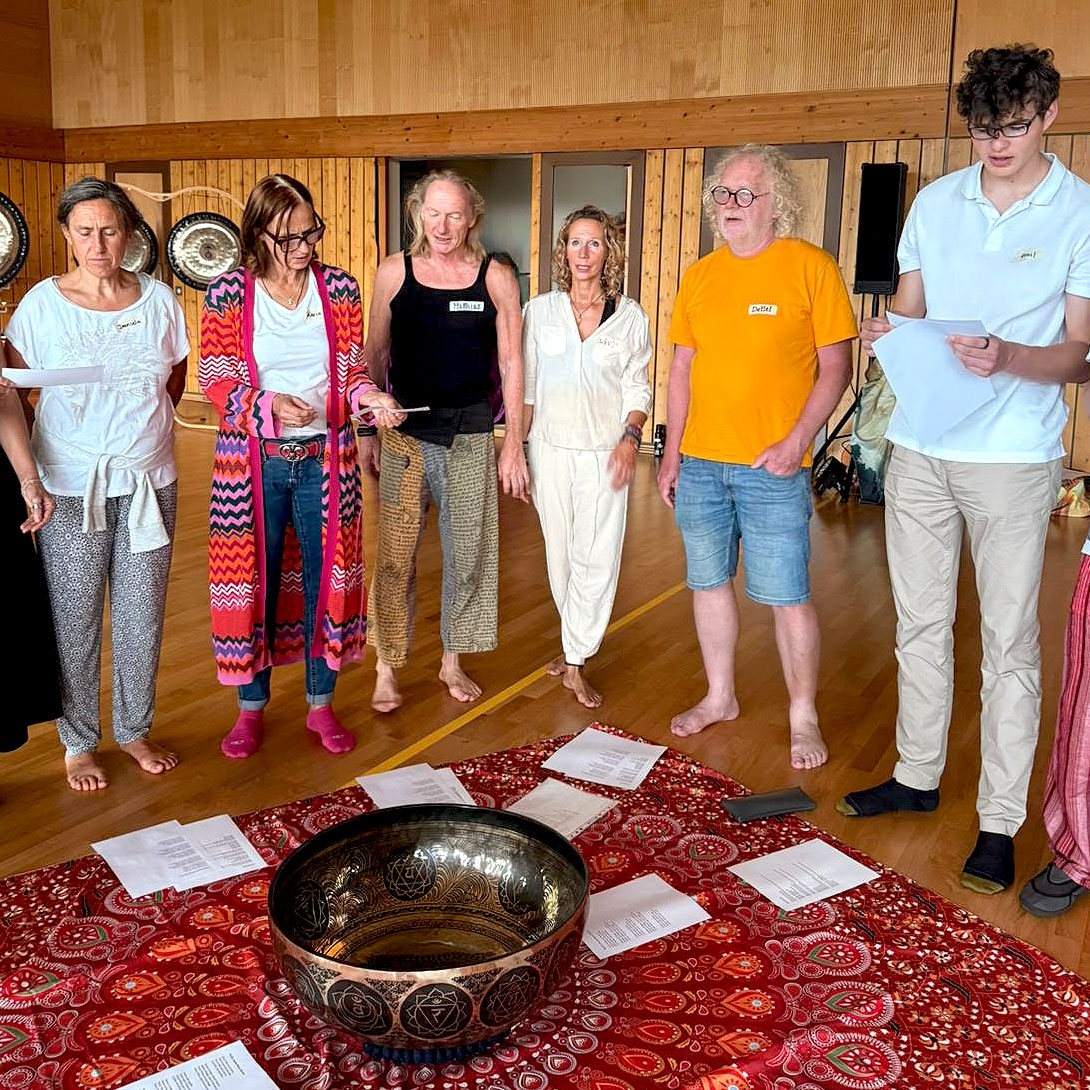 Handpan und Klanginstrumente in einem warmen Raum